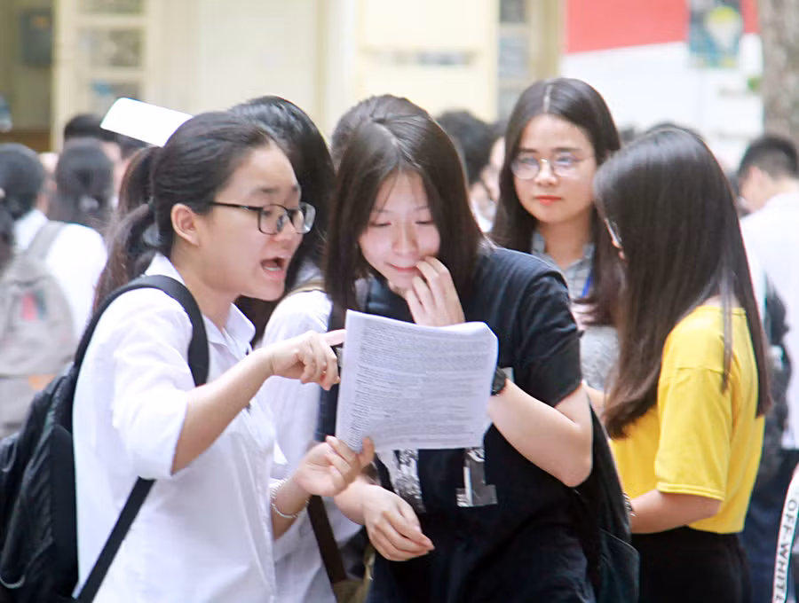 Học sinh lớp 12 thảo luận về đề thi tham khảo chuẩn bị cho Kỳ thi THPT quốc gia 2019