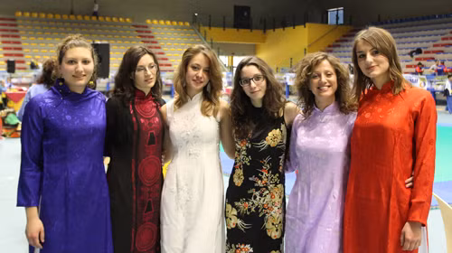 Bạn bè quốc tế duyên dáng trong tà áo dài Việt