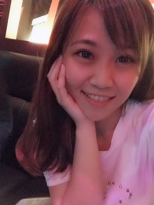 Mỗi ngày mất 4-5 tiếng dùng điện thoại trong thời điểm này, cô gái 27 tuổi bị tổn thương võng mạc - Ảnh 1.