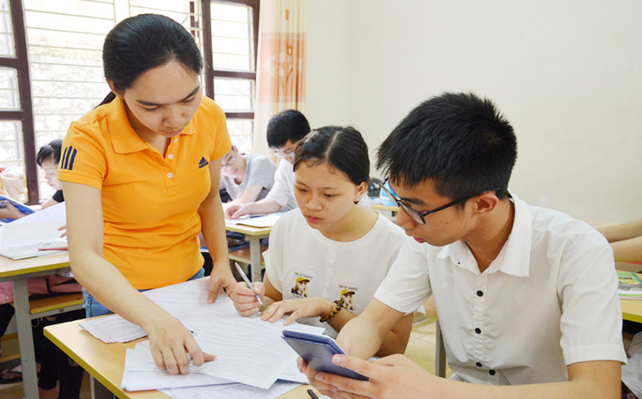 Cô và trò Trường THPT Ngô Quyền (TP Hạ Long, Quảng Ninh) trong giờ ôn tập kiến thức Cô và trò Trường THPT Ngô Quyền (TP Hạ Long, Quảng Ninh) trong giờ ôn tập kiến thức