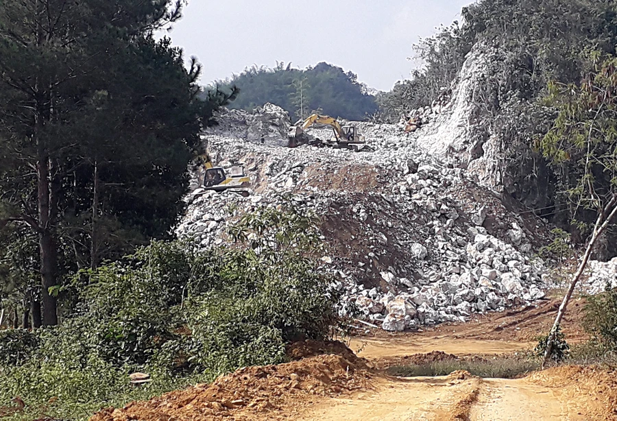 Trong khi nhân dân đang kịch liệt phản đối thì vị trí được cho là cổng chính của nghĩa trang đã được phá đá, mở đường