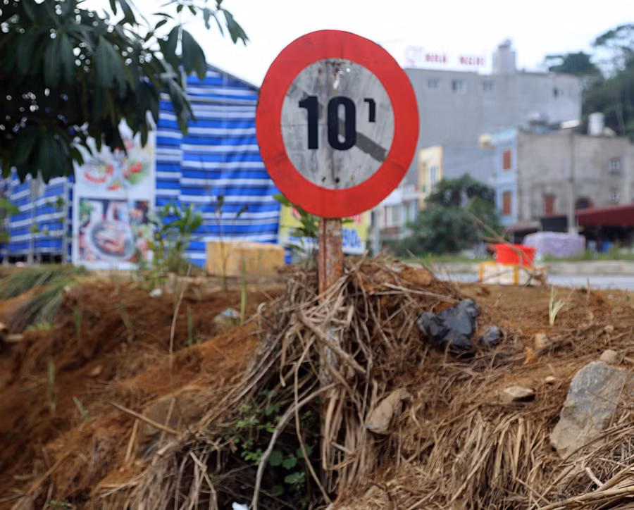 Biển giao thông nằm mấp mé mặt đường mới