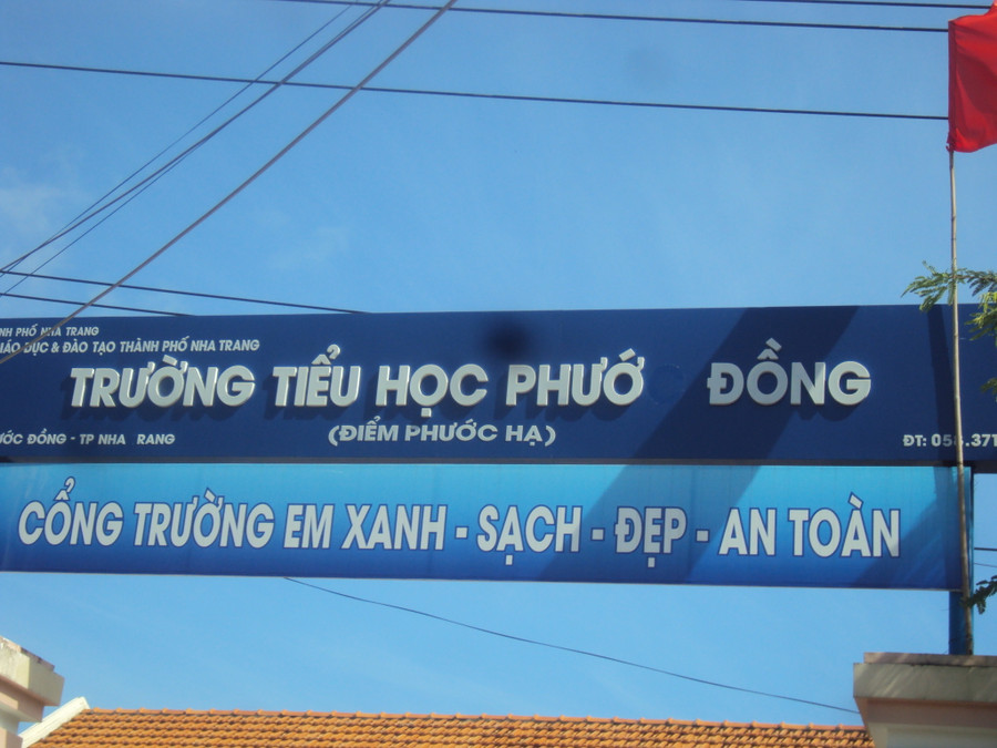 Bảng hiệu mất chữ đã lâu nhưng chưa được khắc phục