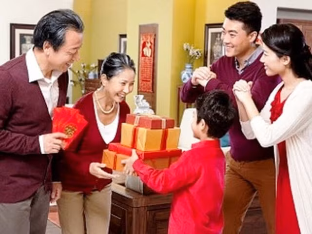 Tặng quà Tết vốn là nét đẹp trong văn hóa ứng xử của người Việt