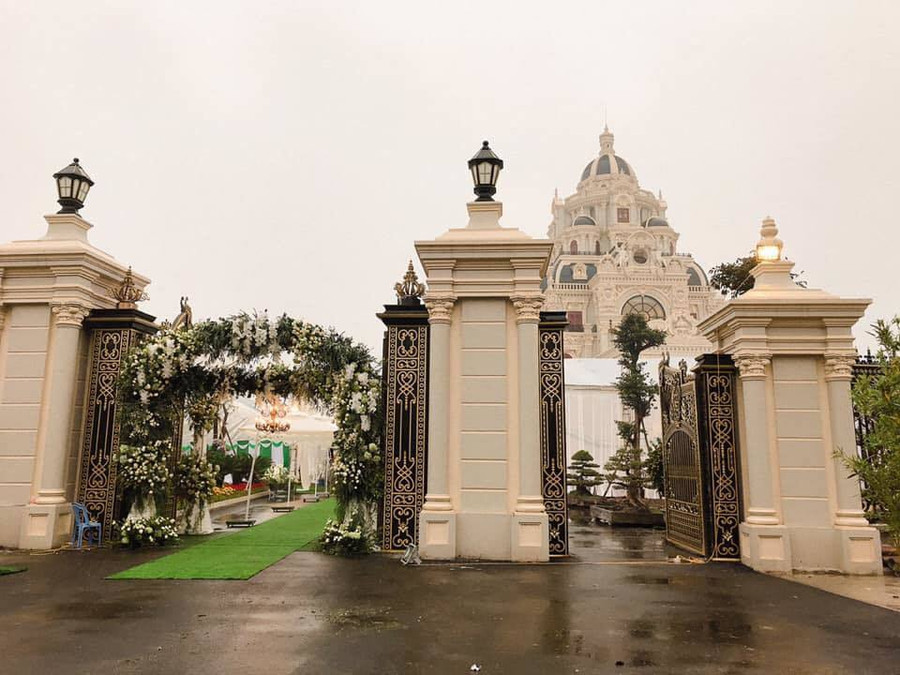 Lâu đài của đại gia Nam Định có con gái đeo vàng trĩu cổ ngày cưới