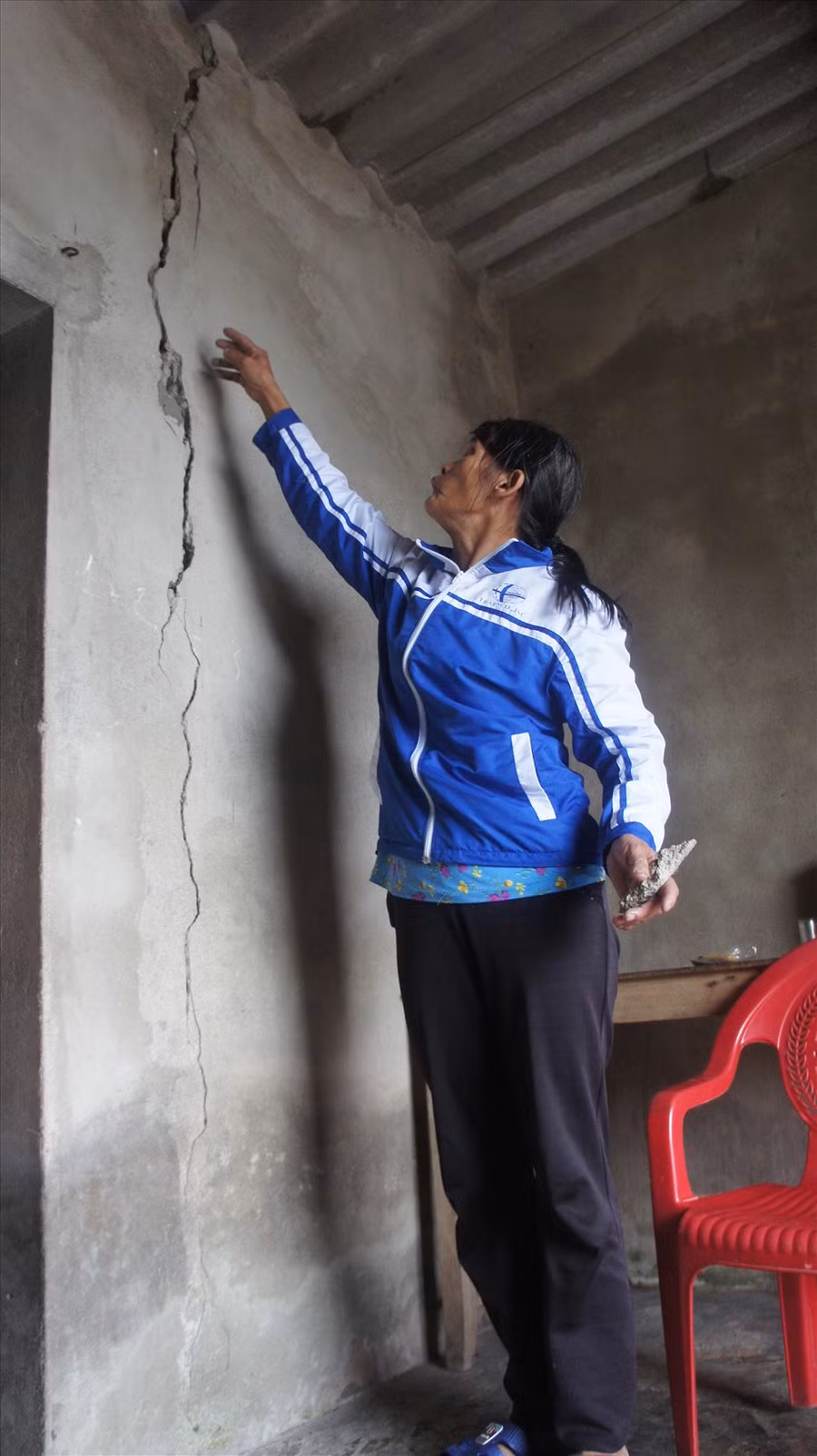 Nhà cửa người dân bị nứt chân chim từ trên mái xuống nền nhà