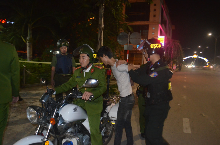 Một thanh niên điều khiển phương tiện giao thông có biểu hiện sử dụng ma túy bị tổ công tác 911 kiểm tra, khống chế và đưa về trụ sở công an phường để lập biên bản xử lý