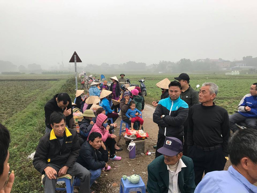 Nhiều người dân vẫn đang tập trung chặn xe rác vào Khu xử lý chất thải Nam Sơn (Ảnh: Trần Thanh)