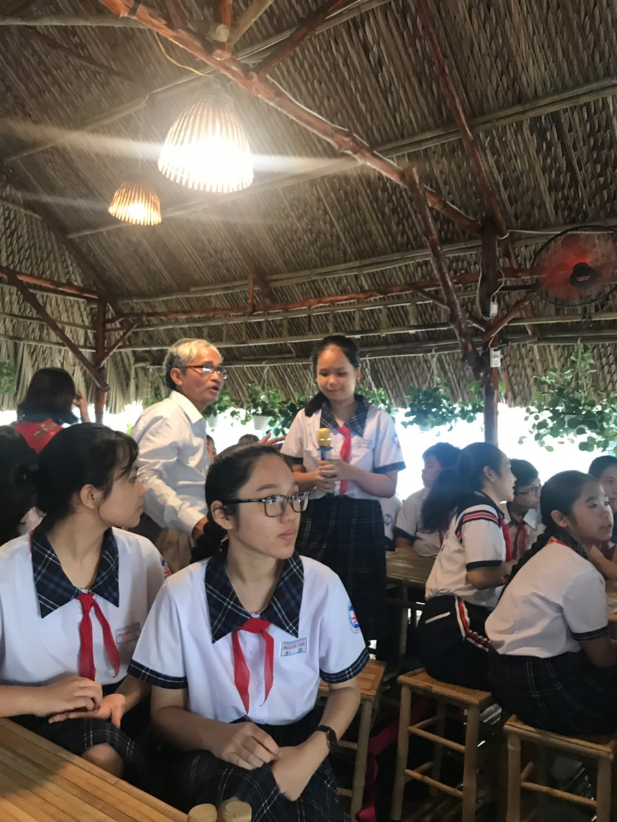 Học sinh giao lưu chủ đề “Nét văn hóa ngày Tết cổ truyền Việt Nam” với nhà thơ, nhà văn Trần Quốc Toàn Học sinh giao lưu chủ đề “Nét văn hóa ngày Tết cổ truyền Việt Nam” với nhà thơ, nhà văn Trần Quốc Toàn