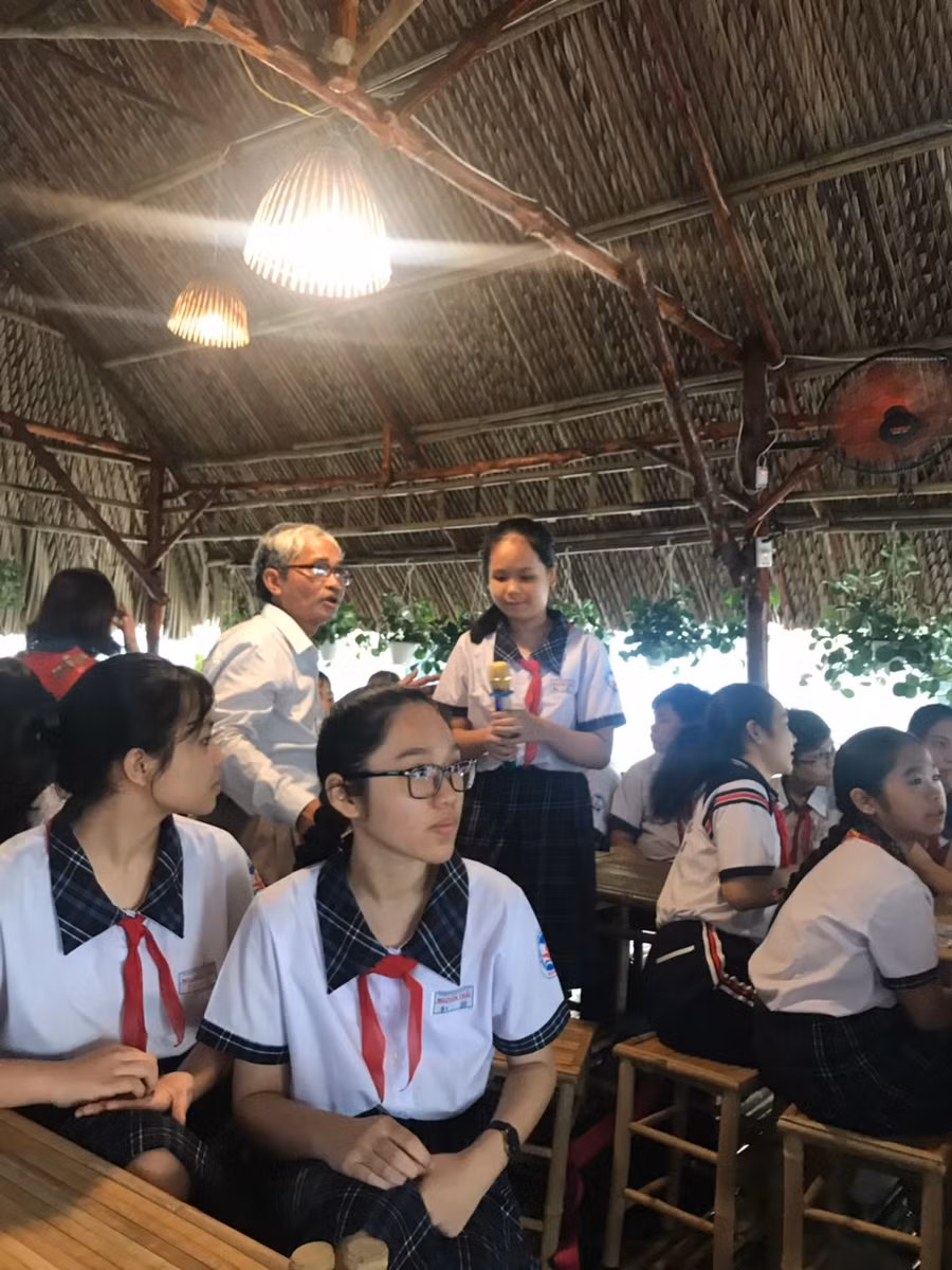 Học sinh giao lưu chủ đề “Nét văn hóa ngày Tết cổ truyền Việt Nam” với nhà thơ, nhà văn Trần Quốc Toàn