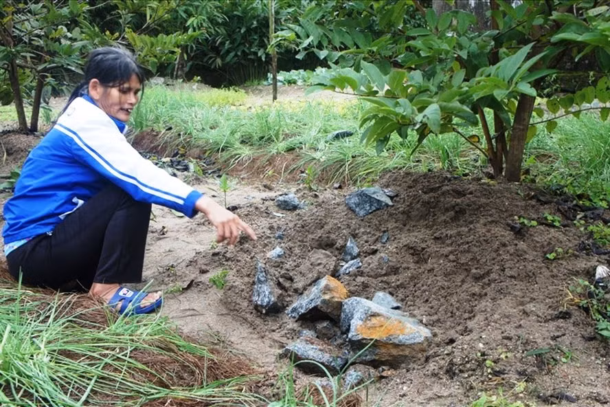 Những viên đá lớn bay đến khu vực nhà dân sau một vụ nổ mìn khai thác đá