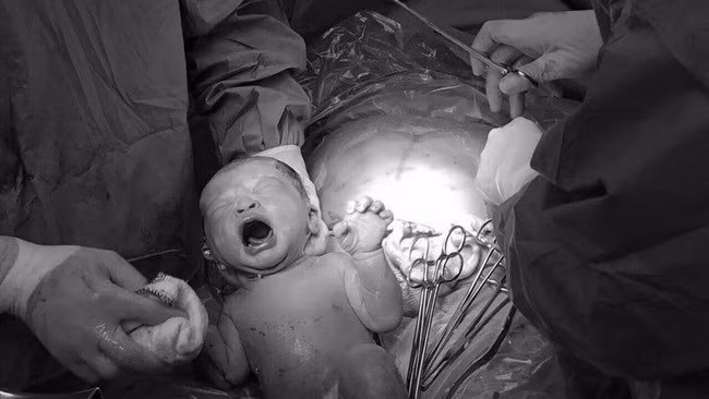 Bức thư của mẹ gửi con sơ sinh vừa qua đời sốt mạng xã hội