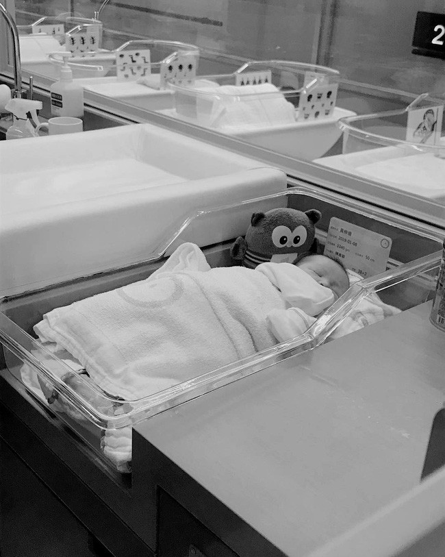 Bức thư của mẹ gửi con sơ sinh vừa qua đời sốt MXH: Xung quanh ai cũng áp con vào ngực, riêng mẹ thì không! - Ảnh 9. Bức thư của mẹ gửi con sơ sinh vừa qua đời sốt MXH: Xung quanh ai cũng áp con vào ngực, riêng mẹ thì không! - Ảnh 9.