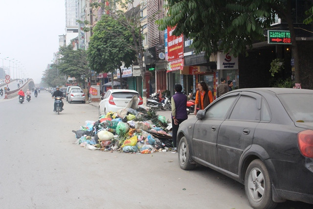 Rác thải tràn ra đường Giải Phóng (quận Hoàng Mai)