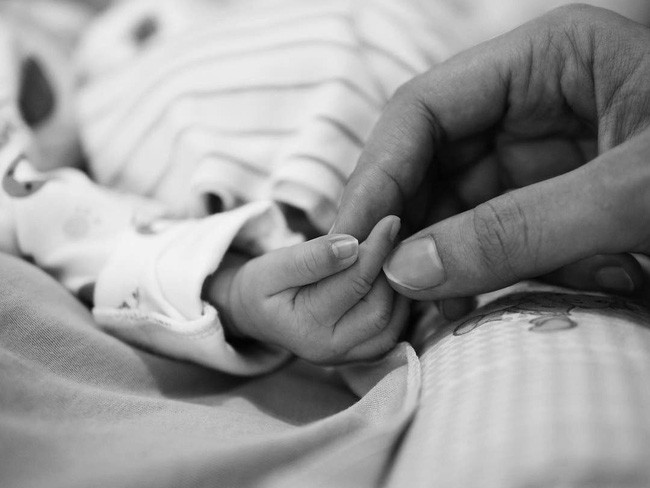 Bức thư của mẹ gửi con sơ sinh vừa qua đời sốt MXH: Xung quanh ai cũng áp con vào ngực, riêng mẹ thì không! - Ảnh 5. Bức thư của mẹ gửi con sơ sinh vừa qua đời sốt MXH: Xung quanh ai cũng áp con vào ngực, riêng mẹ thì không! - Ảnh 5.