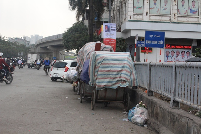 Rác khu vực đầu phố Nguyễn Trãi, quận Thanh Xuân
