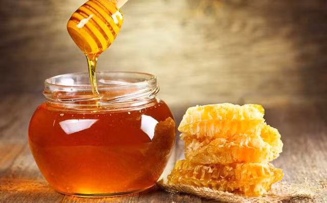 Uống một ít mật ong trước khi đi ngủ có thể cải thiện chất lượng giấc ngủ.