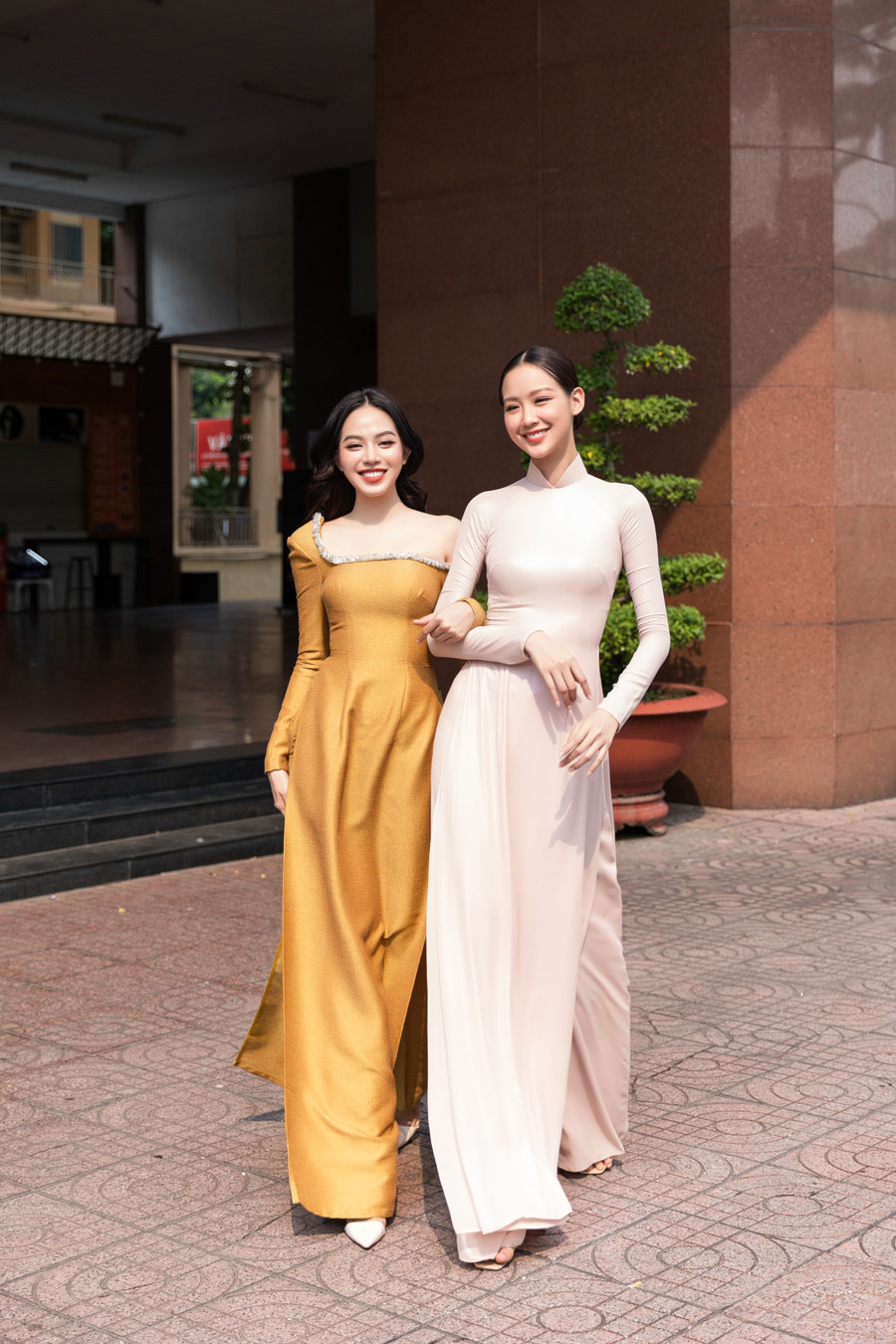 Hoa hậu Thanh Thủy, Bảo Ngọc khoe trọn vẻ đẹp thuần khiết, nhẹ nhàng cùng vóc dáng mảnh mai cao ráo.