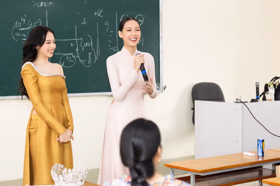 Mặc dù bận rộn với lịch trình nhưng Bảo Ngọc và Thanh Thủy cũng bày tỏ mong muốn được tham dự buổi thuyết trình đề tài vừa qua tại lớp học cùng nữ CEO.