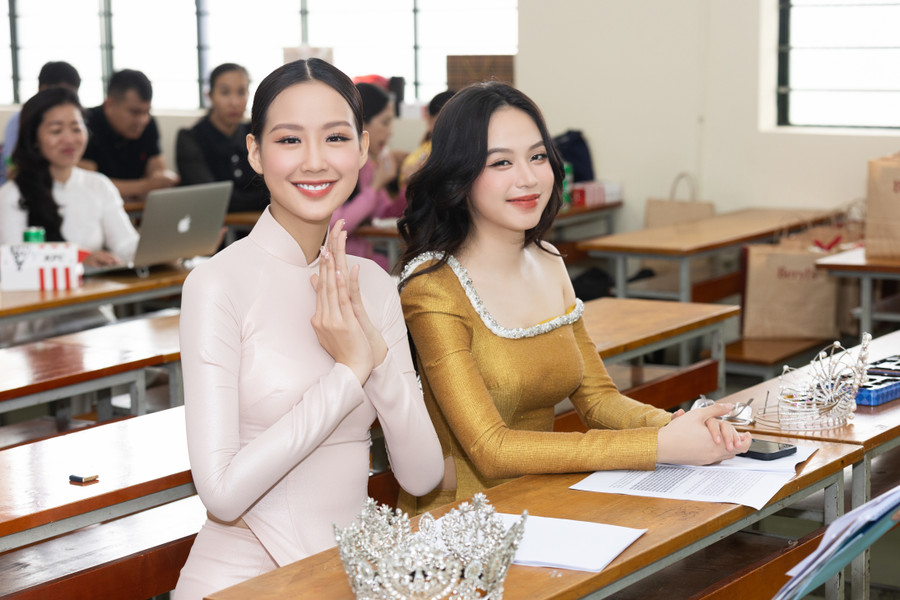 Quá trình gặp gỡ và giao lưu cùng các anh chị cô chú thế hệ trước đang theo học tại đây đã truyền cảm hứng mạnh mẽ đến cả hai nàng hậu.