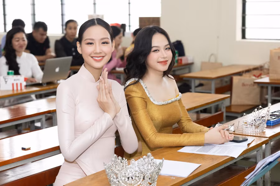 Quá trình gặp gỡ và giao lưu cùng các anh chị cô chú thế hệ trước đang theo học tại đây đã truyền cảm hứng mạnh mẽ đến cả hai nàng hậu.