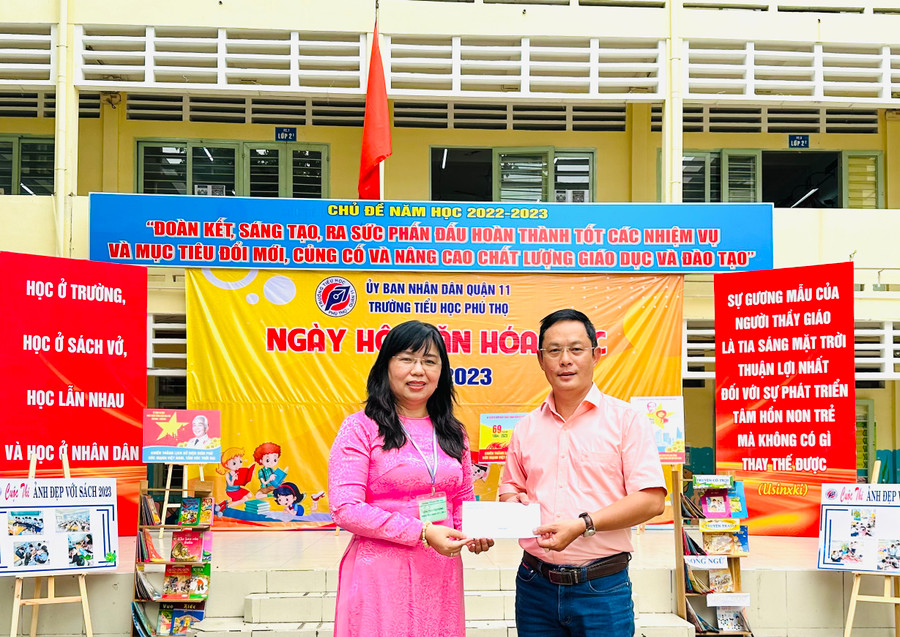 Cô Nguyễn Thị Kim Hương, Hiệu trưởng Trường Tiểu học Phú Thọ, Quận 11, TPHCM trao 10 suất học bổng cho đại diện của Báo Giáo dục và Thời đại. Cô Nguyễn Thị Kim Hương, Hiệu trưởng Trường Tiểu học Phú Thọ, Quận 11, TPHCM trao 10 suất học bổng cho đại diện của Báo Giáo dục và Thời đại.