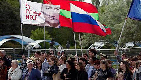 Người dân Pridnestrovie xuống đường mang theo cờ Nga và chân dung tổng thống Putin