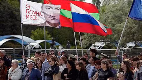 Người dân Pridnestrovie xuống đường mang theo cờ Nga và chân dung tổng thống Putin