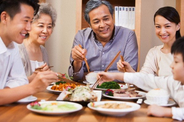 “Lí do để mình không ghét Tết, không mệt với Tết chính là mình có 1 người chồng rất tâm lí, yêu thương vợ con và bố mẹ chồng cũng rất tốt, thương con quý cháu". Ảnh minh họa.