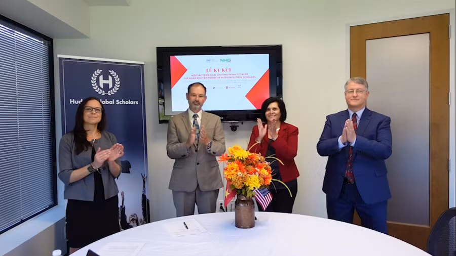 Ông Bruce Davis (thứ hai từ trái qua) – Tổng giám đốc Tổ chức Hudson Global Scholars mong muốn được đưa nền giáo dục trực tuyến với chất lượng giáo dục Mỹ đến với học sinh Việt Nam.