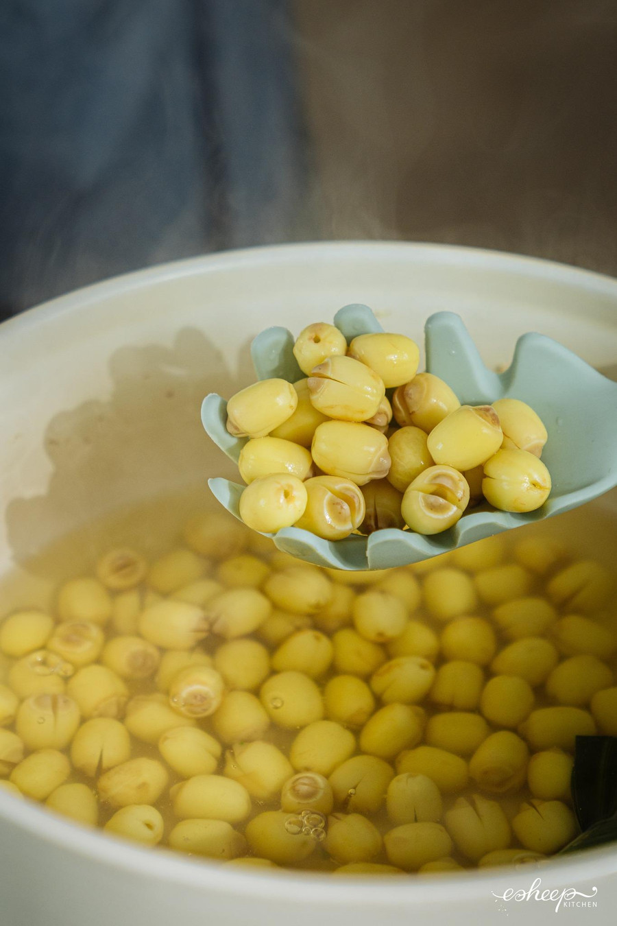 Dùng sen tươi sẽ bỏ qua công đoạn ngâm, nấu luôn cho bở tơi rồi vớt ra để ráo là xong. Nếu dùng sen khô, bạn nhớ ngâm với nước ấm trước rồi chế biến.