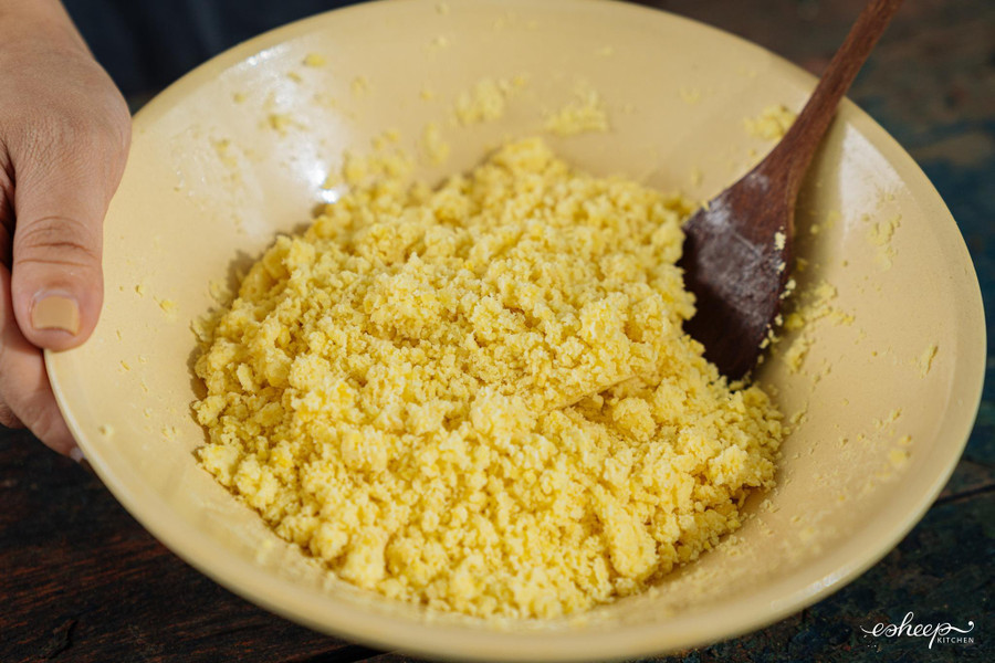 Trút bỏ đậu xanh ra bát tô. Sau đó trộn với 20g đường rồi nghiền nhuyễn nhanh khi còn nóng ấm.