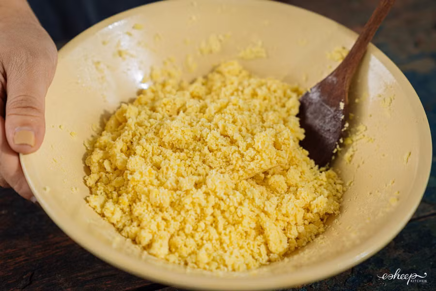 Trút bỏ đậu xanh ra bát tô. Sau đó trộn với 20g đường rồi nghiền nhuyễn nhanh khi còn nóng ấm. Trút bỏ đậu xanh ra bát tô. Sau đó trộn với 20g đường rồi nghiền nhuyễn nhanh khi còn nóng ấm.