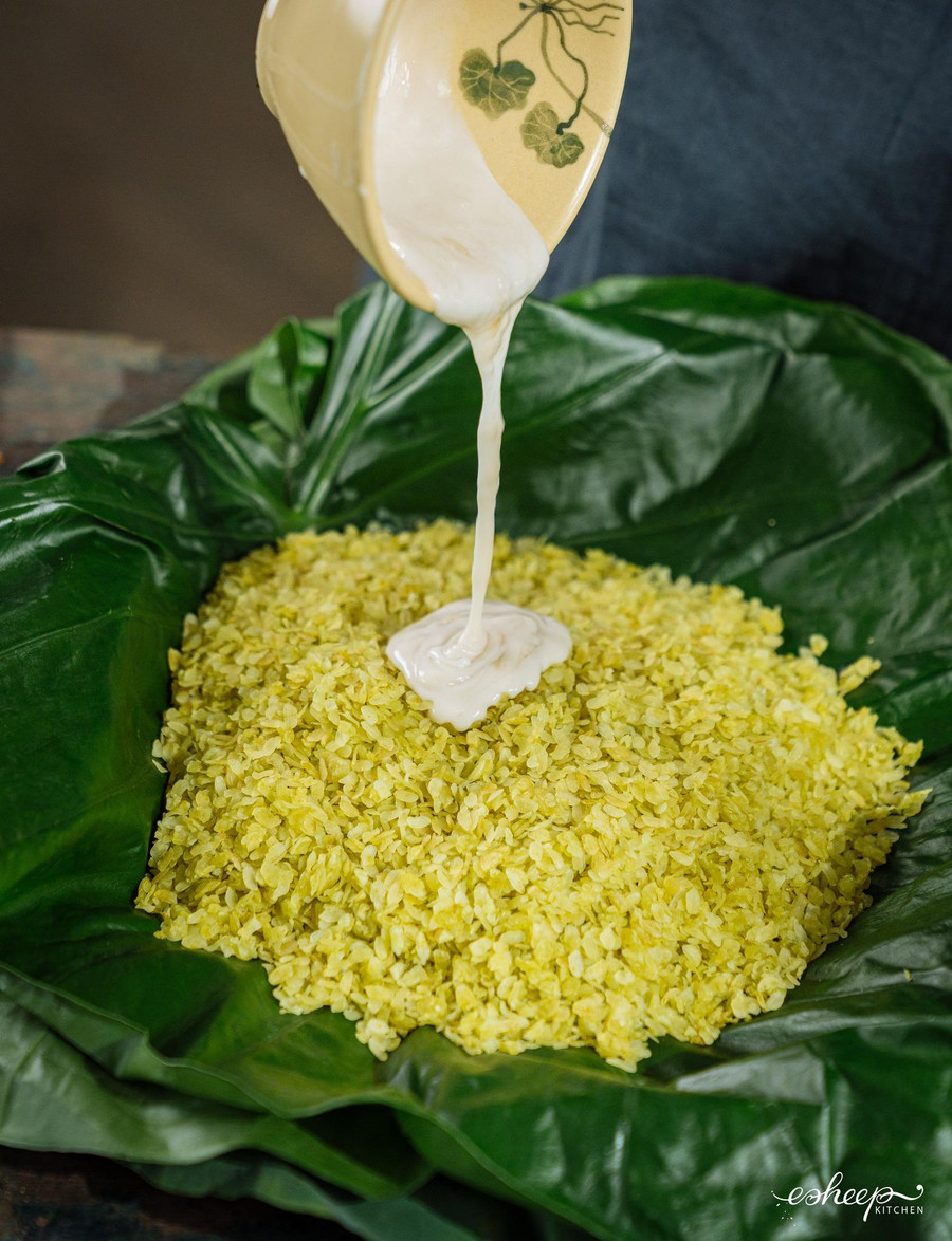 Bí quyết để có món xôi cốm dẻo mềm, béo ngậy chính là trộn cốm mộc với nước cốt dừa thần thánh được đun với lá nếp cho tới khi đặc sánh.Chị Phan Anh lưu ý: KHÔNG trộn trực tiếp cốm với đường, vì nếu cốm ngấm đường khi bạn hấp lại xong để nguội là cốm sẽ bị cứng lại ngay.