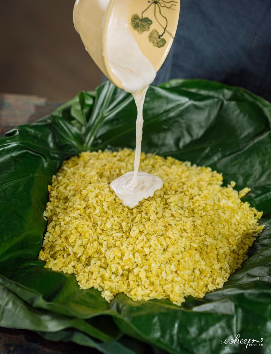 Bí quyết để có món xôi cốm dẻo mềm, béo ngậy chính là trộn cốm mộc với nước cốt dừa thần thánh được đun với lá nếp cho tới khi đặc sánh.Chị Phan Anh lưu ý: KHÔNG trộn trực tiếp cốm với đường, vì nếu cốm ngấm đường khi bạn hấp lại xong để nguội là cốm sẽ bị cứng lại ngay. Bí quyết để có món xôi cốm dẻo mềm, béo ngậy chính là trộn cốm mộc với nước cốt dừa thần thánh được đun với lá nếp cho tới khi đặc sánh.Chị Phan Anh lưu ý: KHÔNG trộn trực tiếp cốm với đường, vì nếu cốm ngấm đường khi bạn hấp lại xong để nguội là cốm sẽ bị cứng lại ngay.