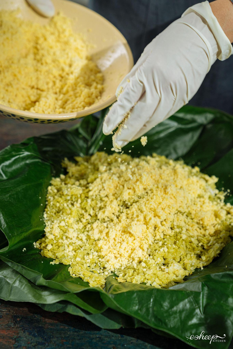 Thay vào đó, vị ngọt của xôi cốm sẽ có khi đậu xanh nghiền “áo” nhẹ lên từng hạt cốm. Hãy trộn xôi cốm thật nhẹ nhàng nhưng nhanh tay.