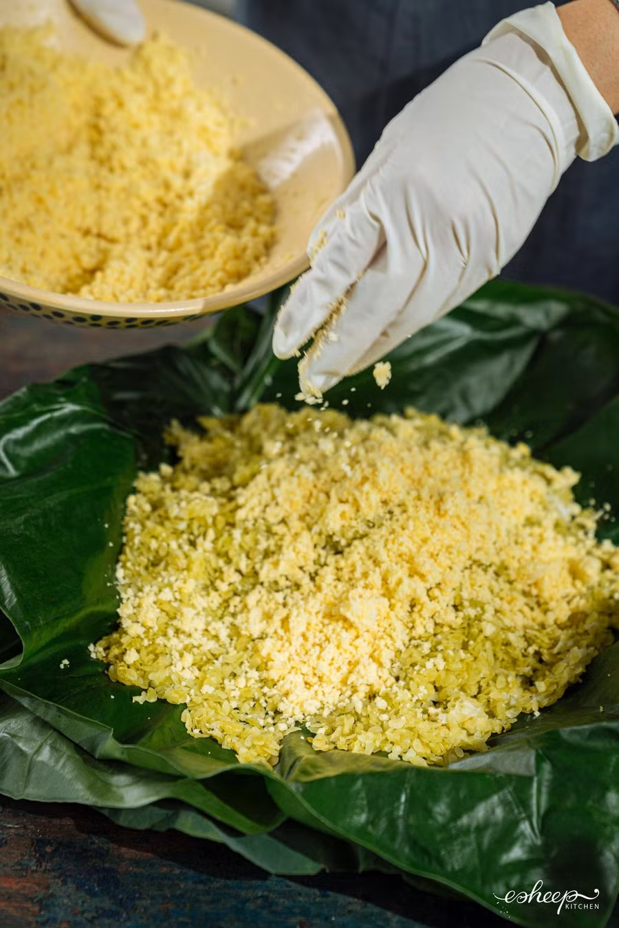 Thay vào đó, vị ngọt của xôi cốm sẽ có khi đậu xanh nghiền “áo” nhẹ lên từng hạt cốm. Hãy trộn xôi cốm thật nhẹ nhàng nhưng nhanh tay. Thay vào đó, vị ngọt của xôi cốm sẽ có khi đậu xanh nghiền “áo” nhẹ lên từng hạt cốm. Hãy trộn xôi cốm thật nhẹ nhàng nhưng nhanh tay.