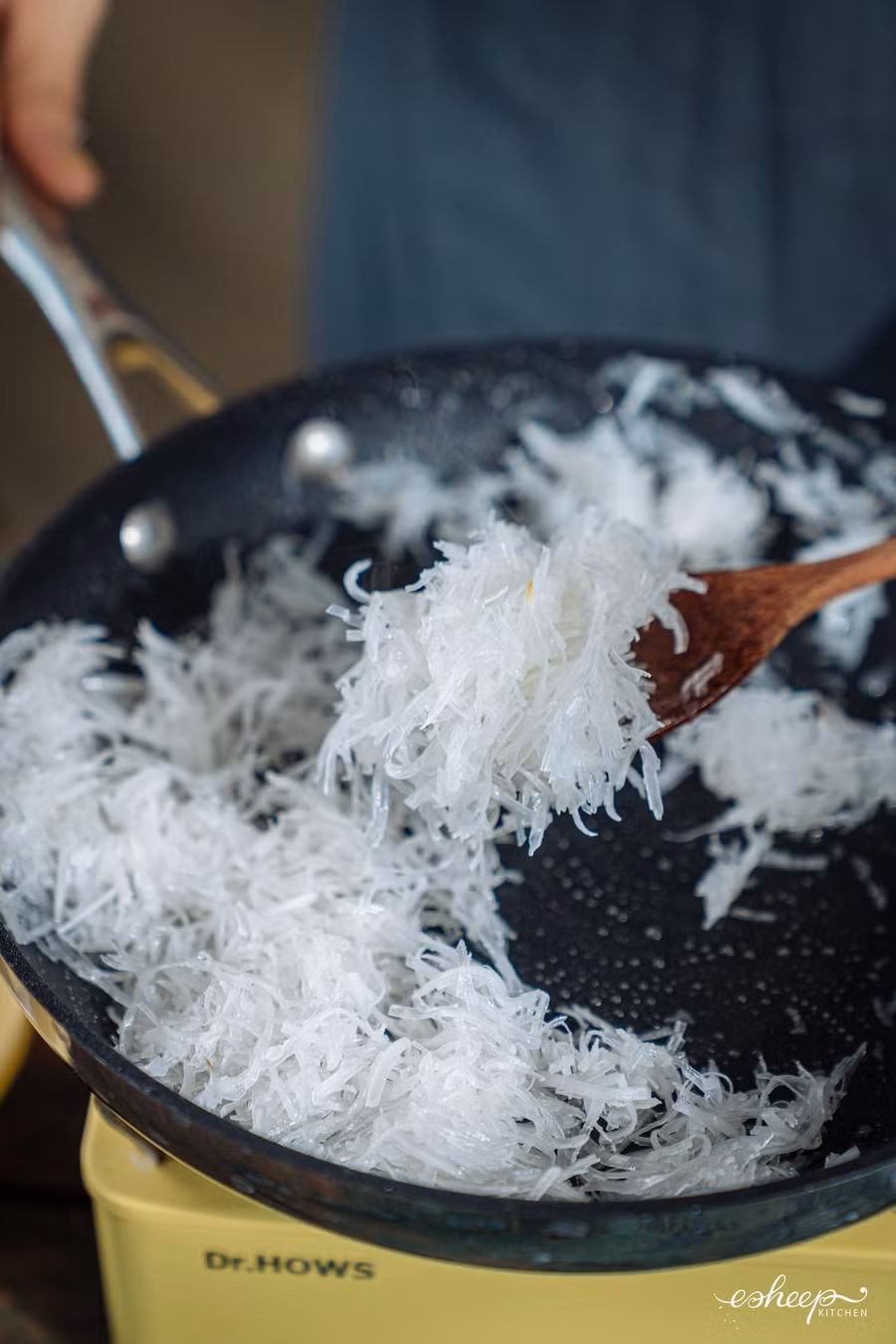 Sên dừa nạo cùng đường cát để sợi dừa thấm đẫm đường, trong veo lại và dai nhẹ Sên dừa nạo cùng đường cát để sợi dừa thấm đẫm đường, trong veo lại và dai nhẹ