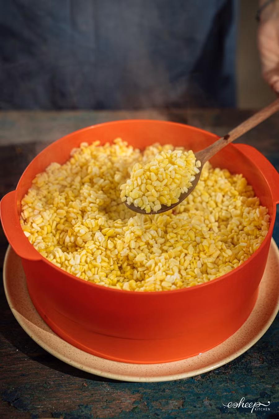 Đậu xanh để làm xôi cốm hạt sen, bạn ngâm nước ấm cho nở rồi trộn với xíu muối và hấp cùng lá nếp cho chín. Đậu xanh để làm xôi cốm hạt sen, bạn ngâm nước ấm cho nở rồi trộn với xíu muối và hấp cùng lá nếp cho chín.