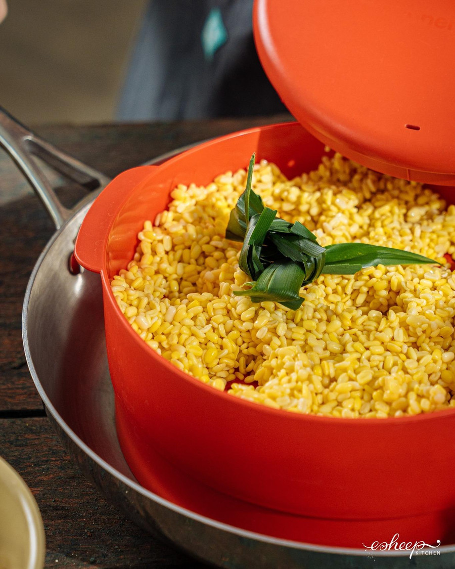 Đậu xanh giúp cốm tơi như xôi vò, áo đều từng hạt cốm như giữ lại hương vị tươi ngon nhất của cốm khi thưởng thức.