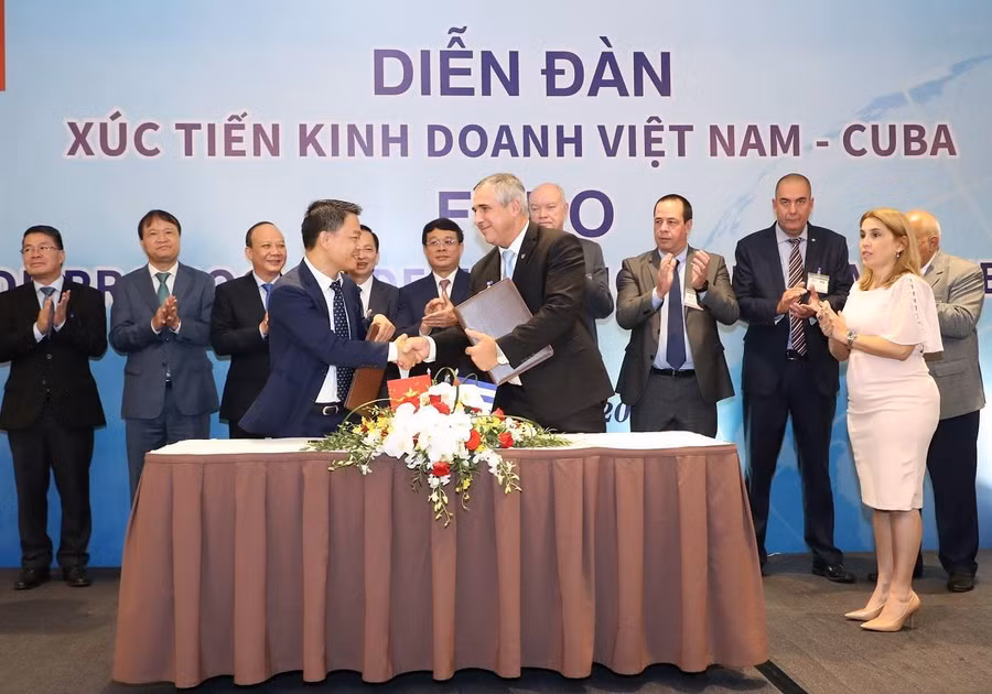 Ông Nguyễn Ngọc Nghị, Phó Tổng Giám đốc Tập đoàn T&T Group (bên trái) và ông Eduardo Martínez Díaz, Chủ tịch Tập đoàn BioCubaFarma trao biên bản ghi nhớ hợp tác