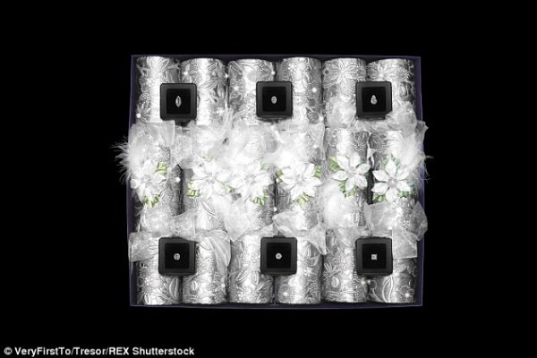 Pháo giáng sinh giá 33 tỷ đồng ảnh 3 Pháo giáng sinh giá 33 tỷ đồng ảnh 3