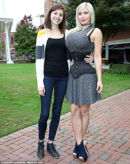 Pixee chụp hình với người bạn cùng tuổi