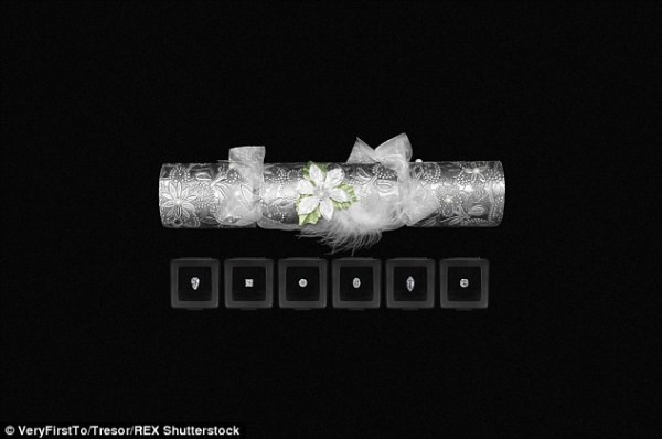 Pháo giáng sinh giá 33 tỷ đồng ảnh 5 Pháo giáng sinh giá 33 tỷ đồng ảnh 5