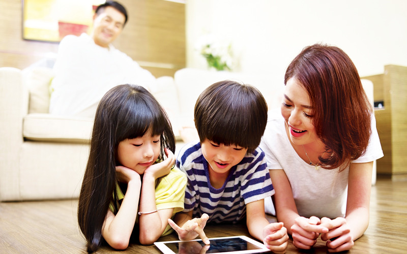 Khi trở thành bạn bè, cha mẹ và con cái sẽ làm mọi việc cùng nhau và thấu hiểu nhau. (Ảnh: ITN). Khi trở thành bạn bè, cha mẹ và con cái sẽ làm mọi việc cùng nhau và thấu hiểu nhau. (Ảnh: ITN).