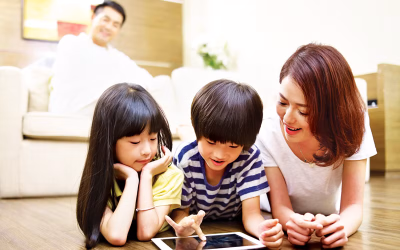 Khi trở thành bạn bè, cha mẹ và con cái sẽ làm mọi việc cùng nhau và thấu hiểu nhau. (Ảnh: ITN).