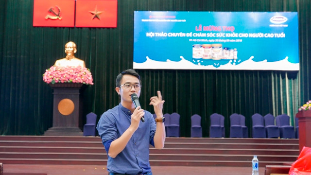 Ông Nguyễn Hữu Tuấn - Trưởng ban nhãn hiệu Sữa bột phát biểu tại buổi lễ