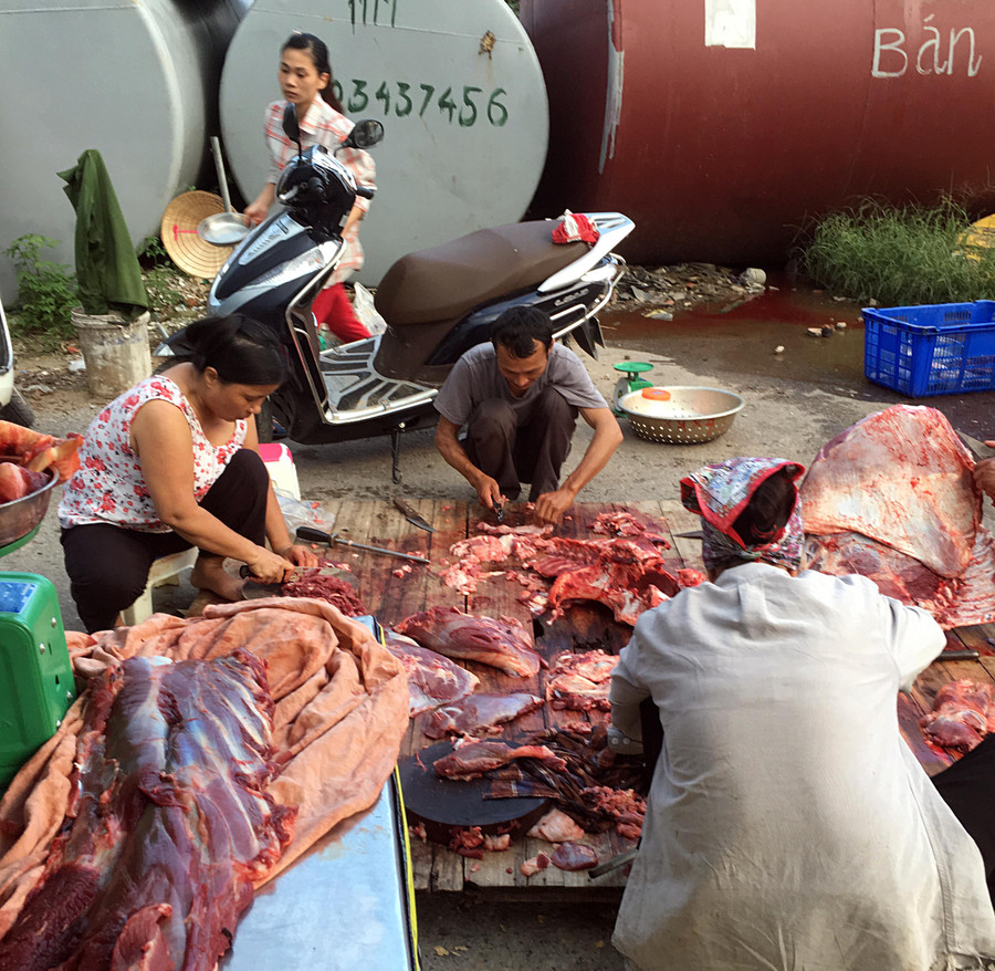 Xẻ thịt trâu bên đường QL1 ngoại thành Hà Nội