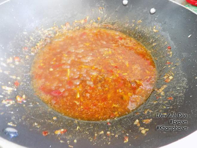 Cá nục rim tỏi ớt đậm đà, cay thơm bao nhiêu cơm cũng hết ảnh 3 Cuối cùng cho cá vào rim nhỏ lửa, trở đều con cá để cá thấm gia vị. Khi nước sốt gia vị hơi cạn thì bạn tắt bếp, cho hành lá thái khúc vào.