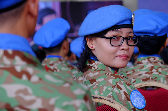 Đại úy Phạm Thị Thu Trang trong lễ xuất quân Bệnh viện dã chiến sang Nam Sudan ngày 1/10. Bác sĩ mũ nồi xanh